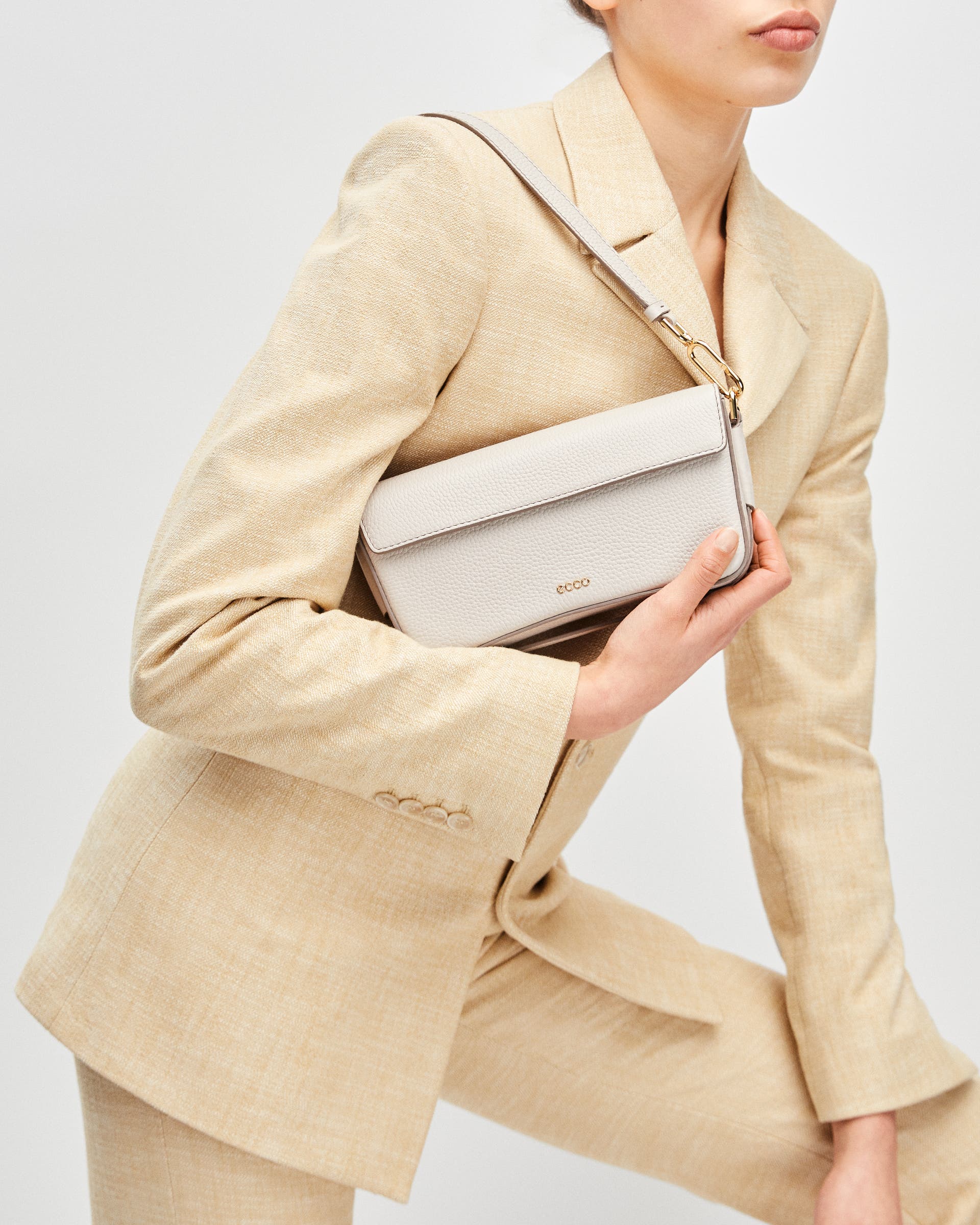 ECCO Pinch Bag M Pebbled Leather - 베이지 - Lifestyle image-1