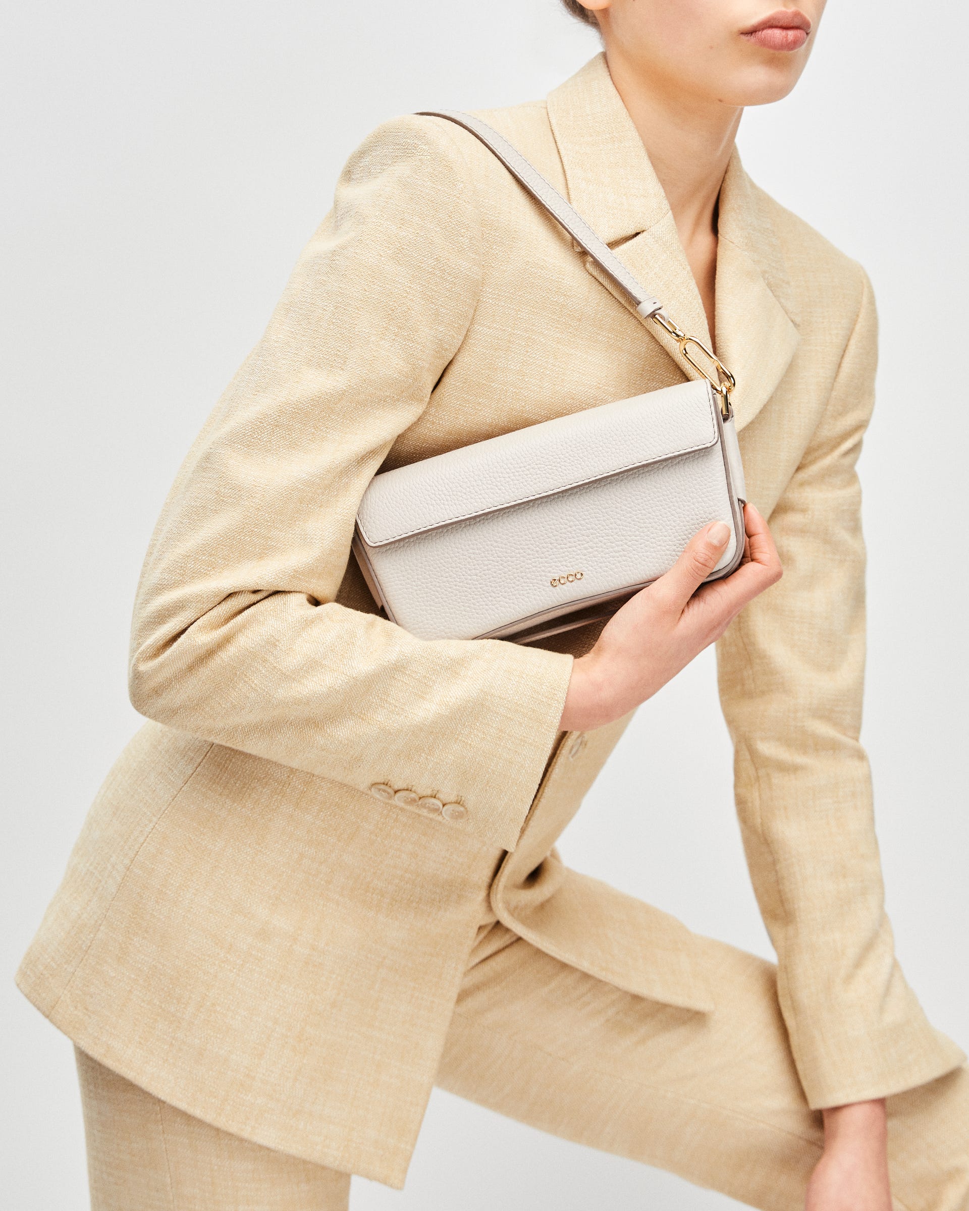 ECCO Pinch Bag M Pebbled Leather - 베이지 - Lifestyle image-1