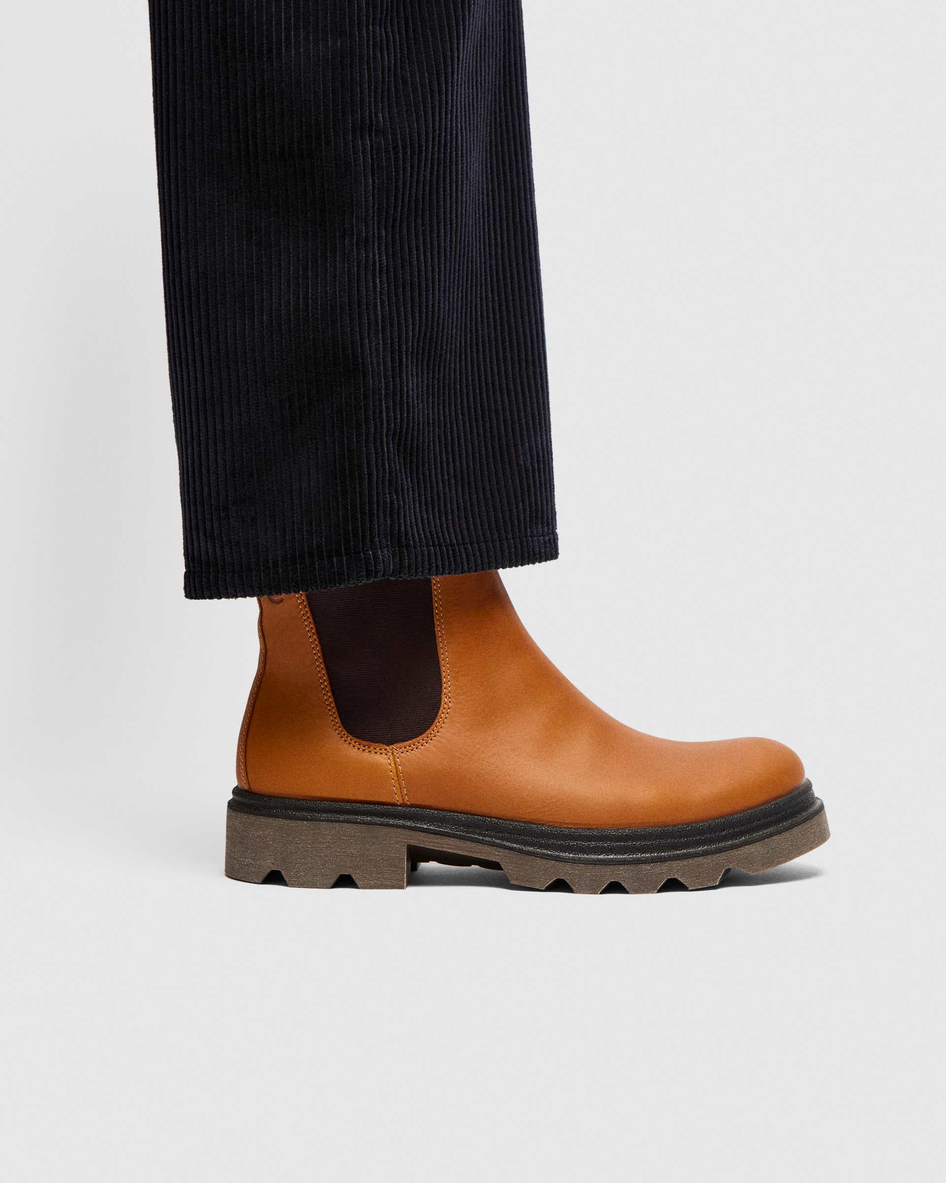 ECCO® Grainer botte Chelsea en nubuck pour homme - Brun - Lifestyle image-1