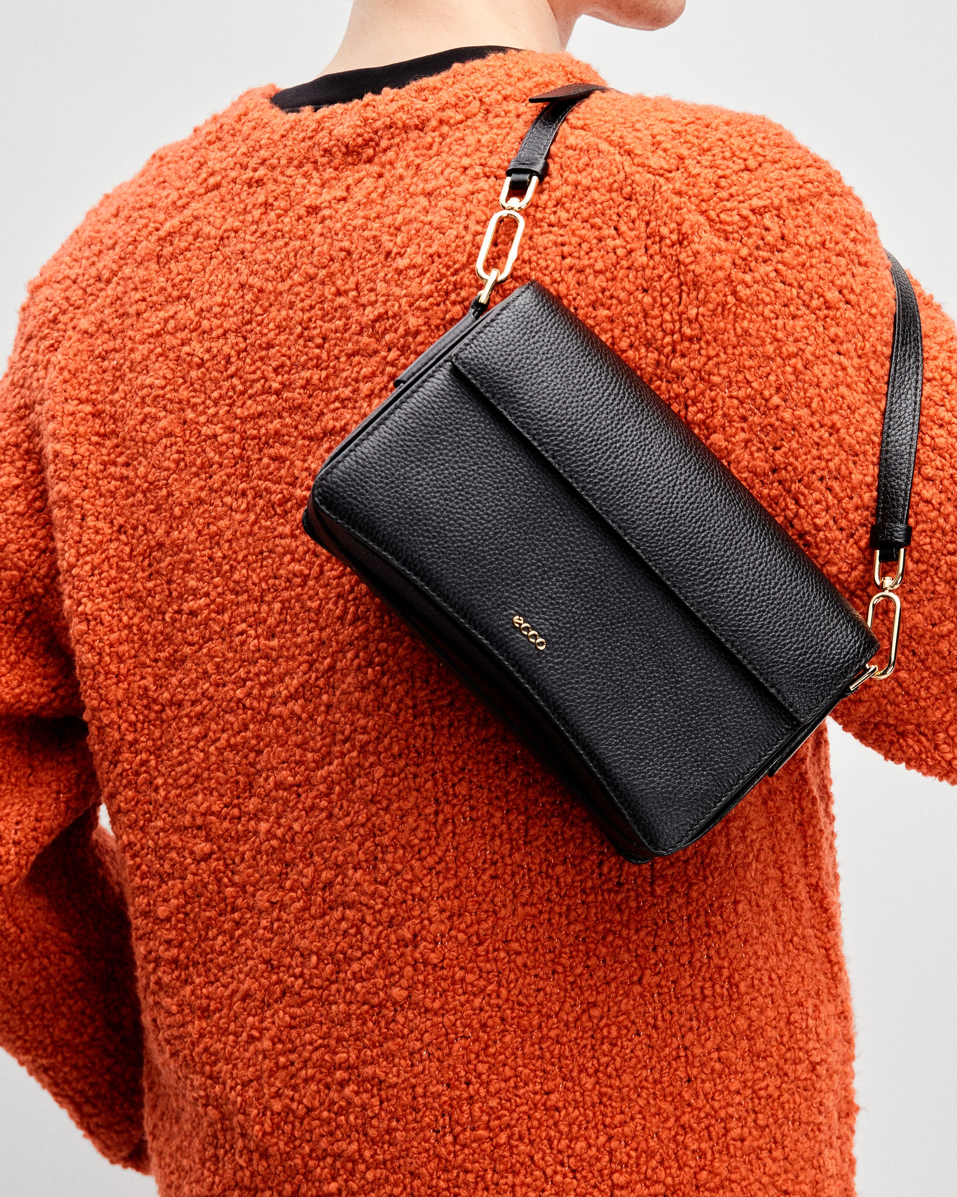 ECCO Pinch Large Pebbled レザークロスボディバッグ - ブラック - Lifestyle image-1