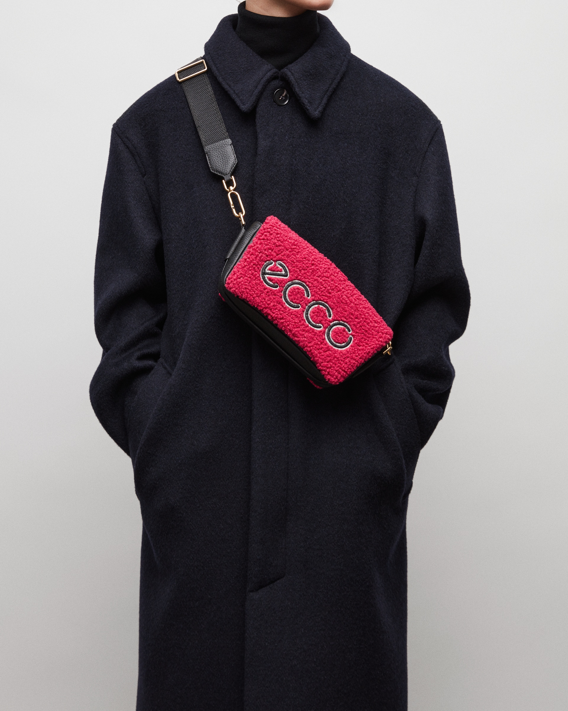 ECCO SOFT MEDIUM PINCH BAG - Pink - Lifestyle image-1