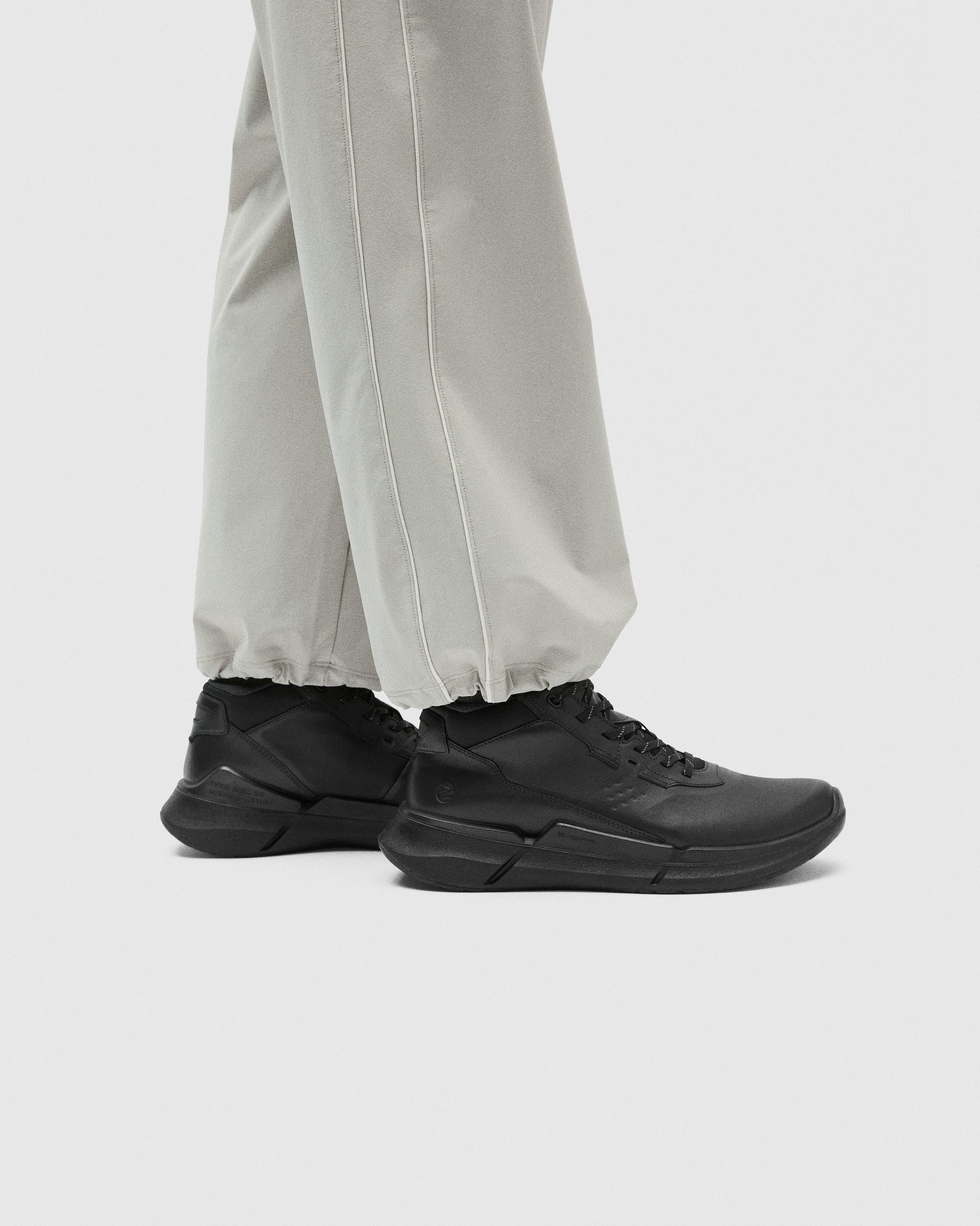 ECCO® BIOM 2.2 sneakerstøvle i læder til herrer - Sort - Outside