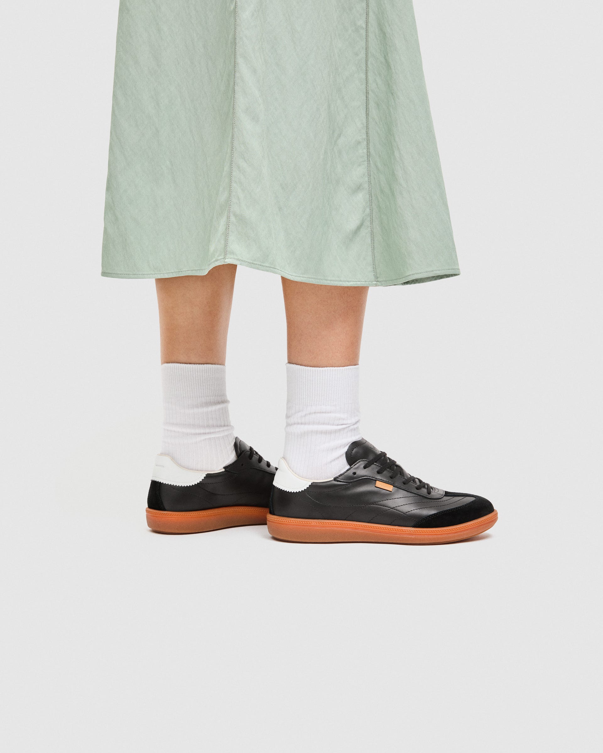 ECCO® SOFT 11 ženske kožne tenisice - Crna - Lifestyle image-1