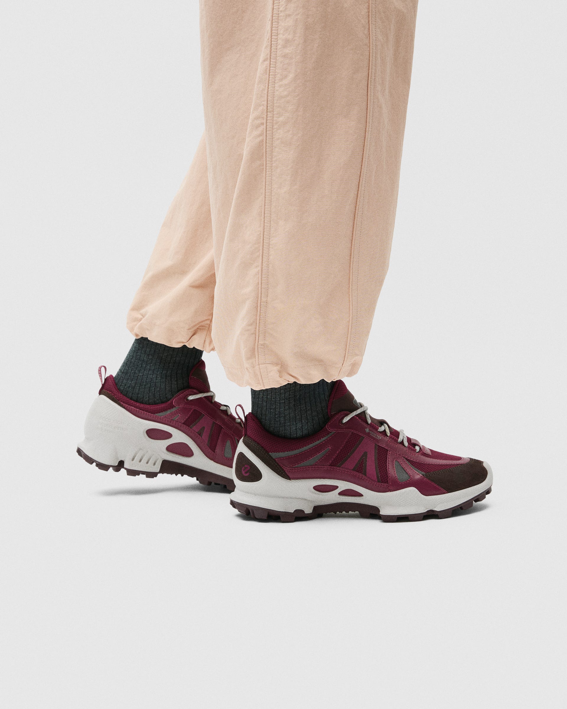 ECCO BIOM C-TRAIL WOMEN ウィメンズ レザースニーカー - レッド - Lifestyle image-1