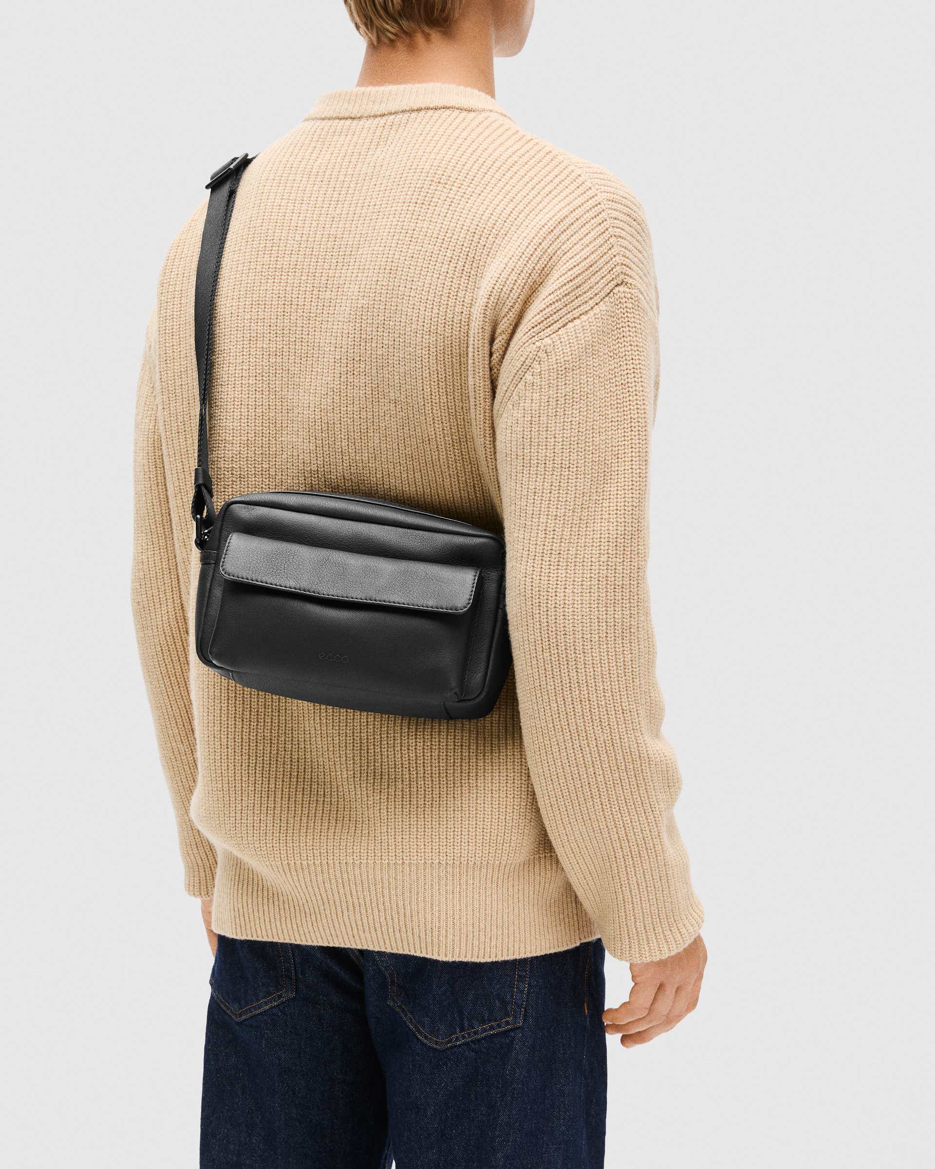 ECCO® Camera Bag sac appareil photo en cuir - Noir - Lifestyle image-1