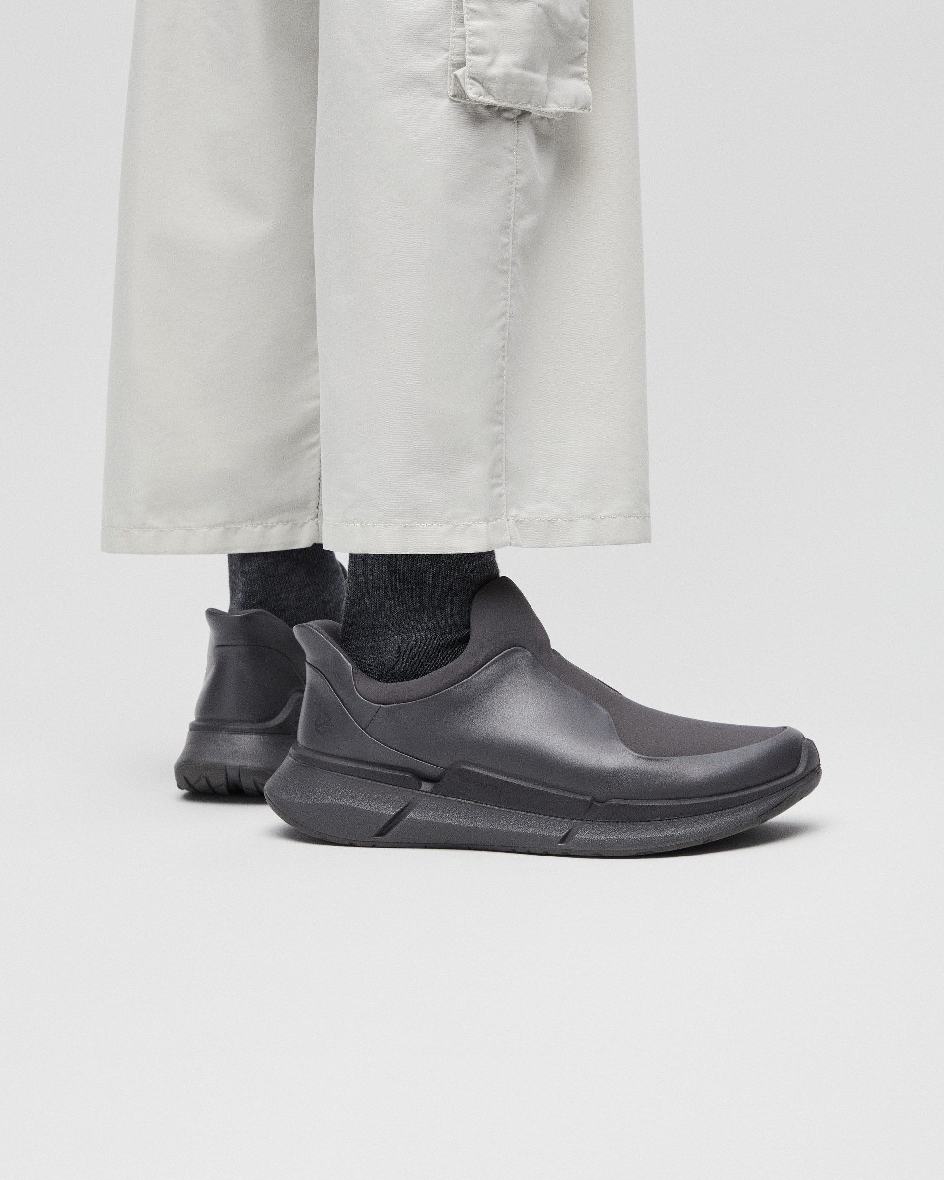 Pánské kožené nazouvací tenisky ECCO® Biom 2.0 - Šedá - Lifestyle image-1