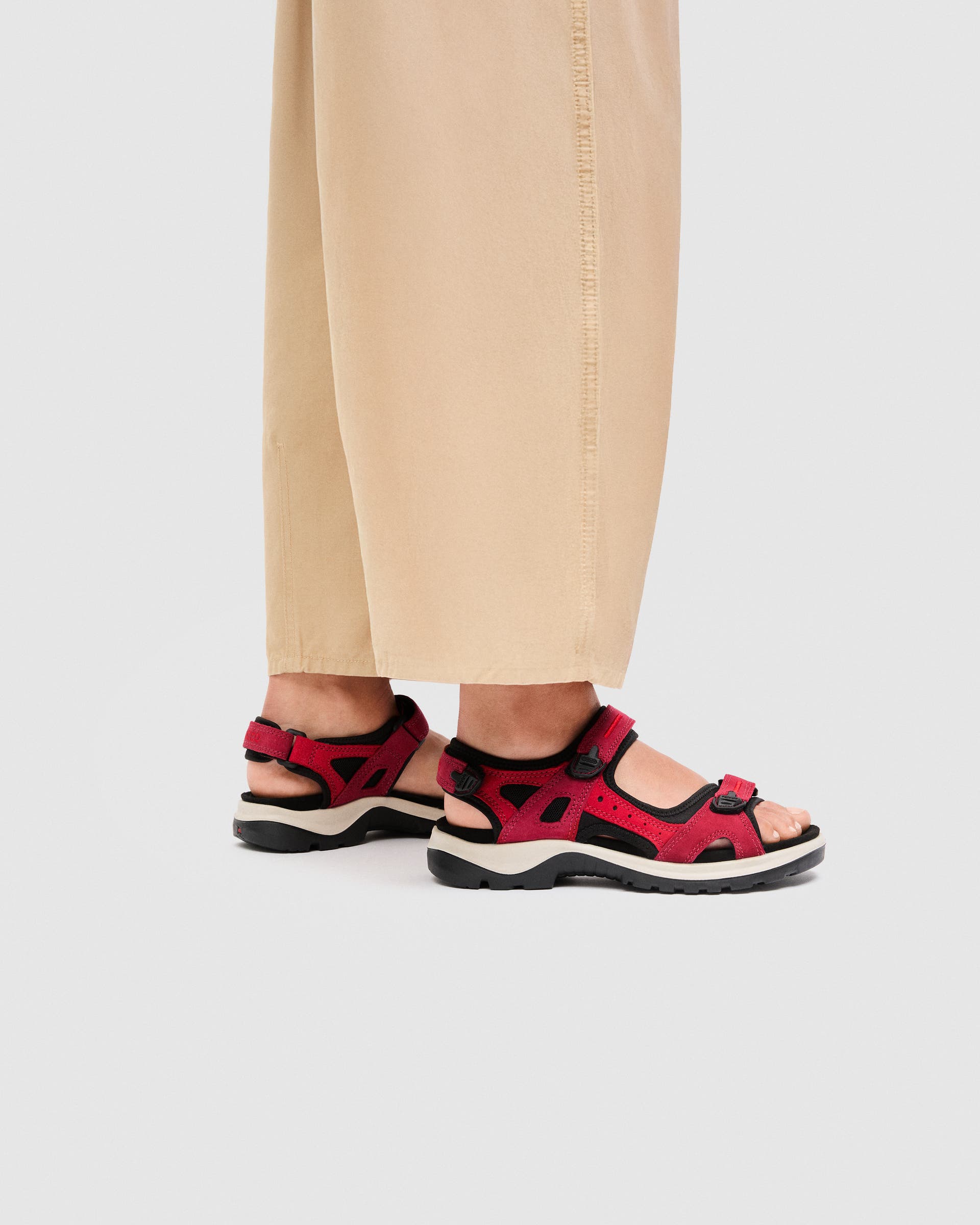 ECCO OFFROAD - Rdeča - Lifestyle image-1