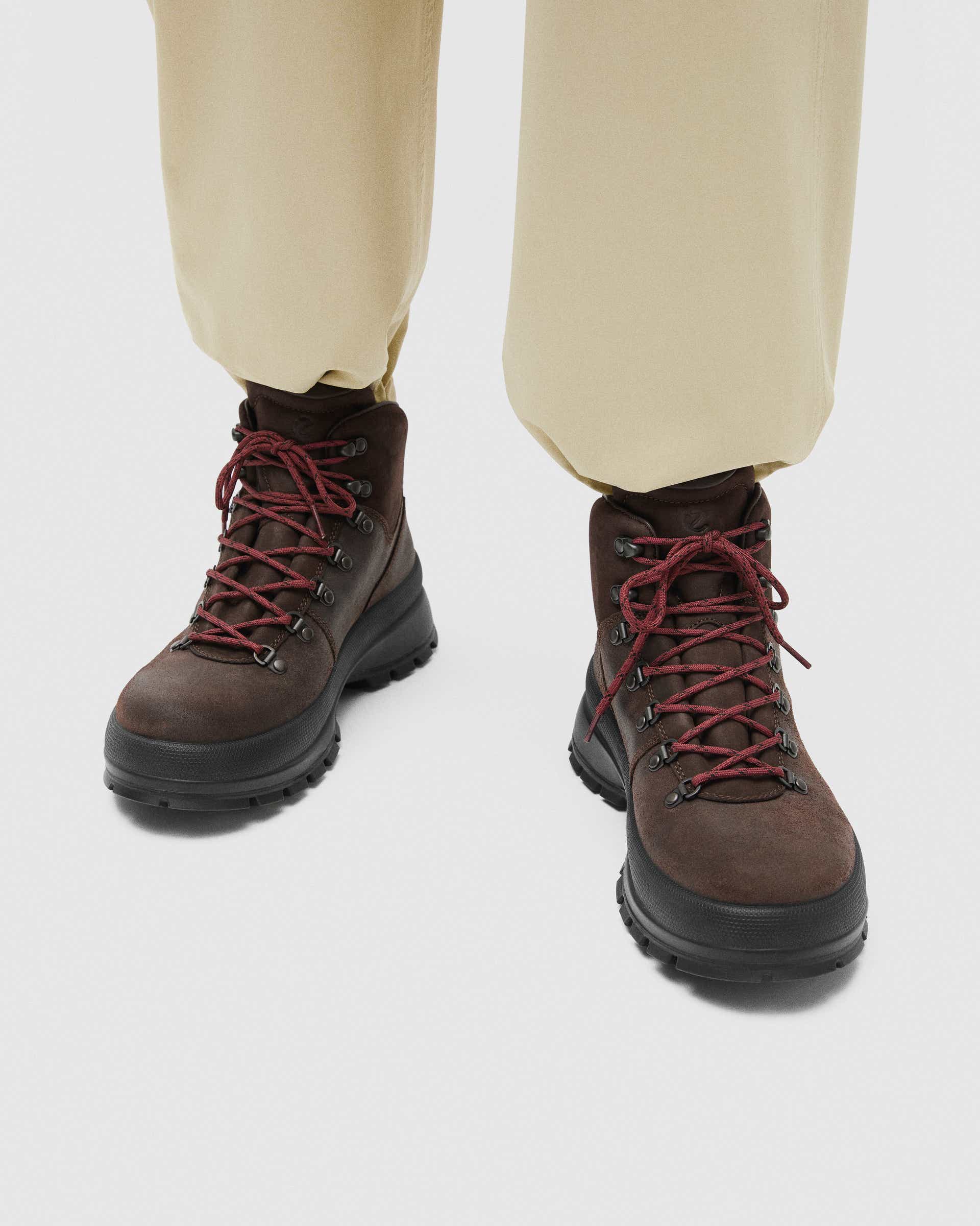 Botte à lacets imperméable en suède ECCO® Track 30 pour homme - Brun - Lifestyle image-1