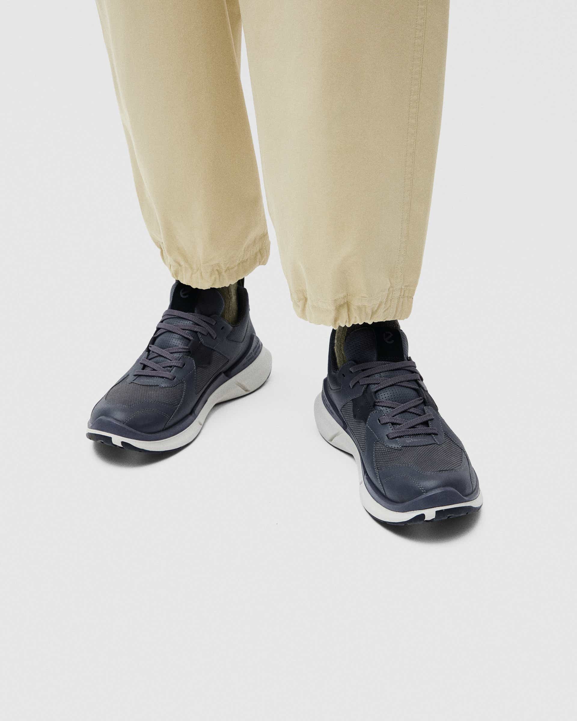 ECCO® BIOM 2.2 muške kožne tenisice Gore-Tex - Siva - Lifestyle image-1