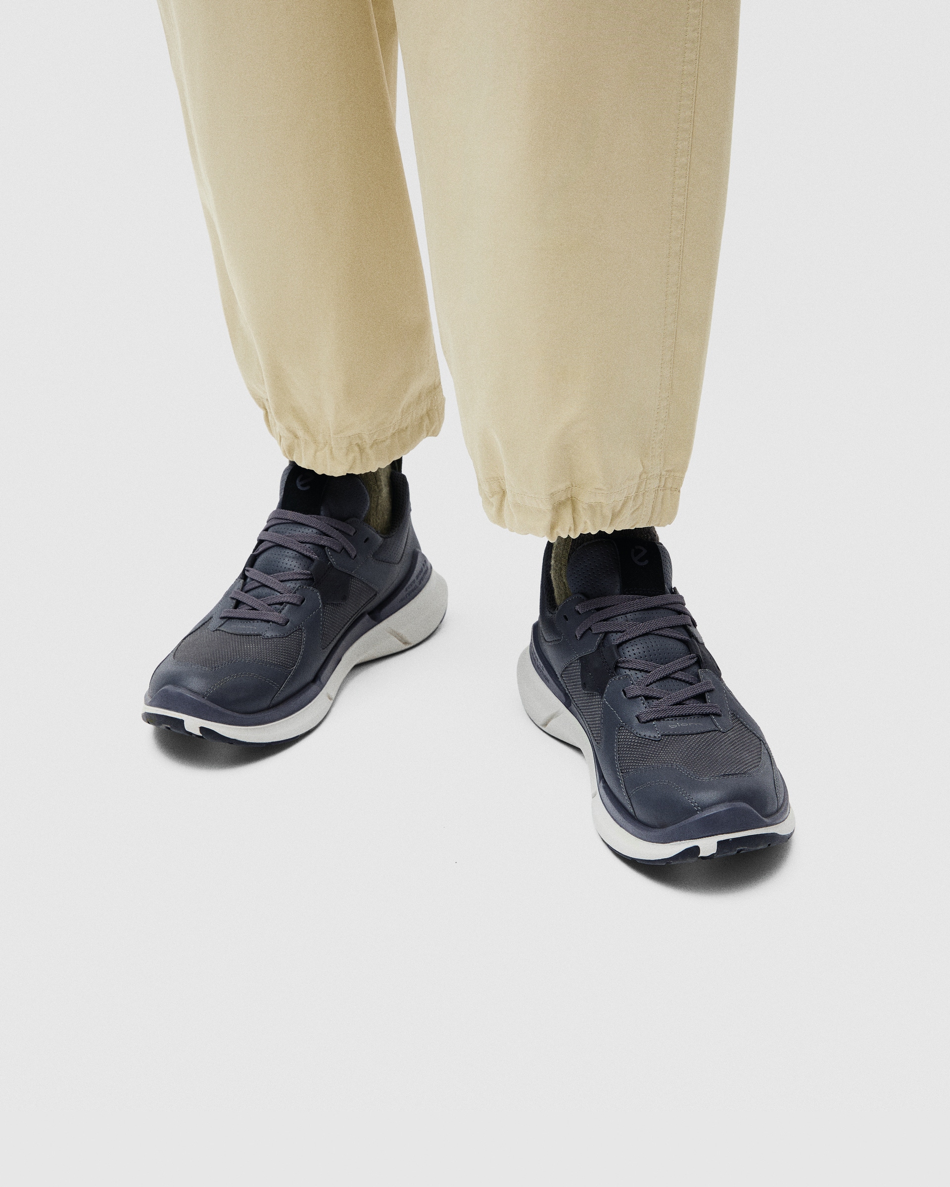 ECCO® BIOM 2.2 muške kožne tenisice Gore-Tex - Siva - Lifestyle image-1
