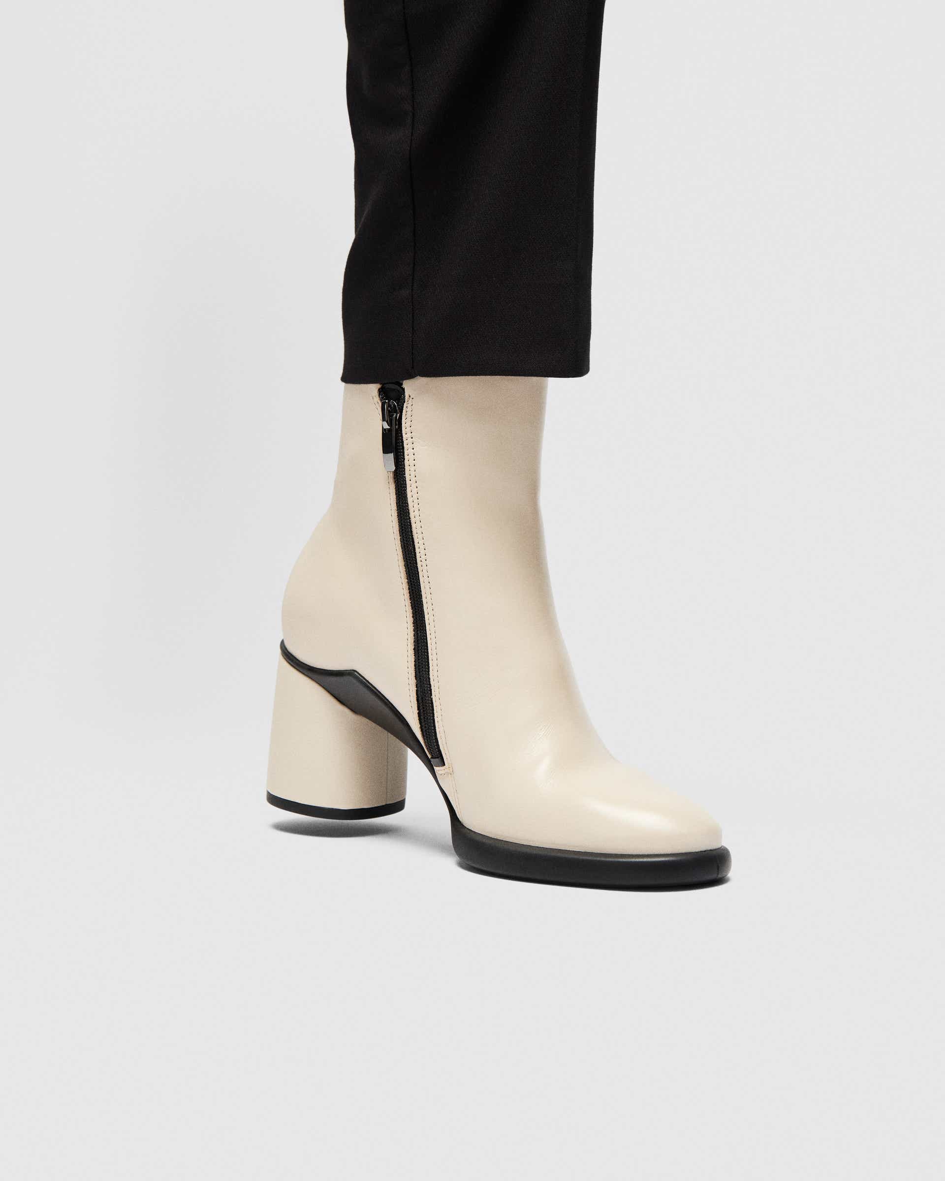 ECCO® Sculpted Lx 55 Damen Halbhoher Stiefel aus Leder - Beige - Lifestyle image-1