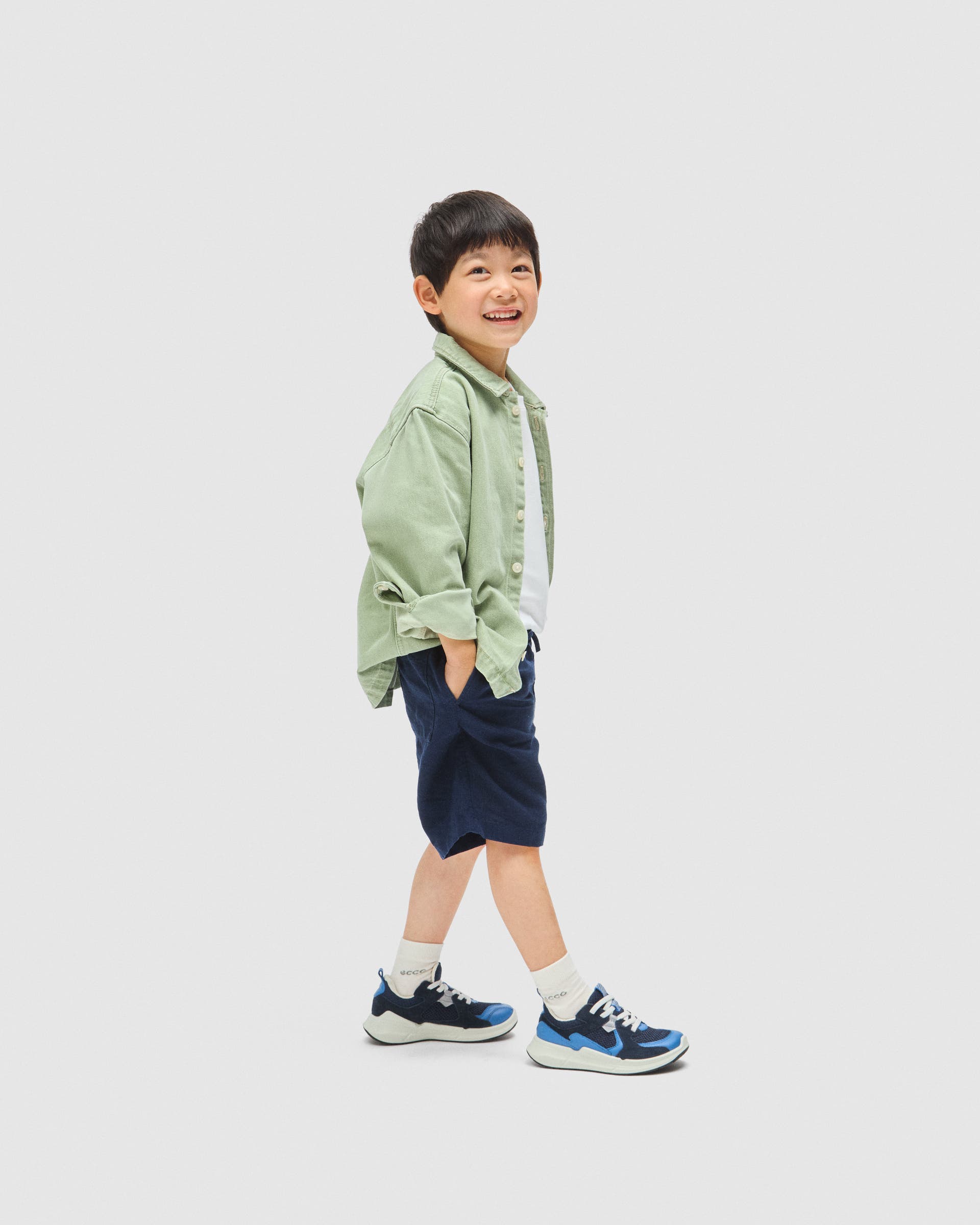 ECCO® BIOM 2.2 baskets en cuir pour enfant - Bleu - Lifestyle image-1