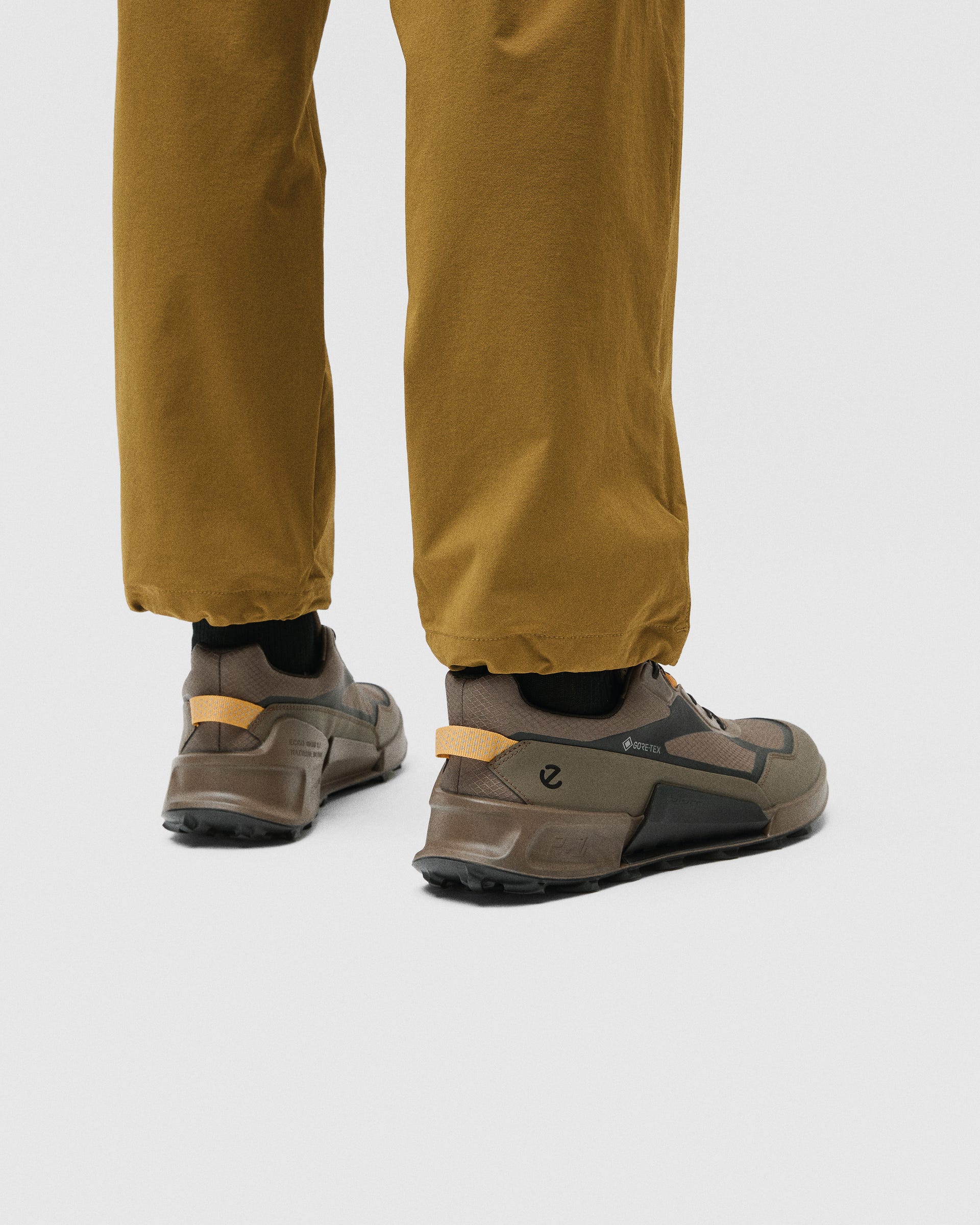 Męskie tekstylne buty trekingowe Gore-tex ECCO® BIOM 2.1 X MOUNTAIN - Brązowy - Lifestyle image-1