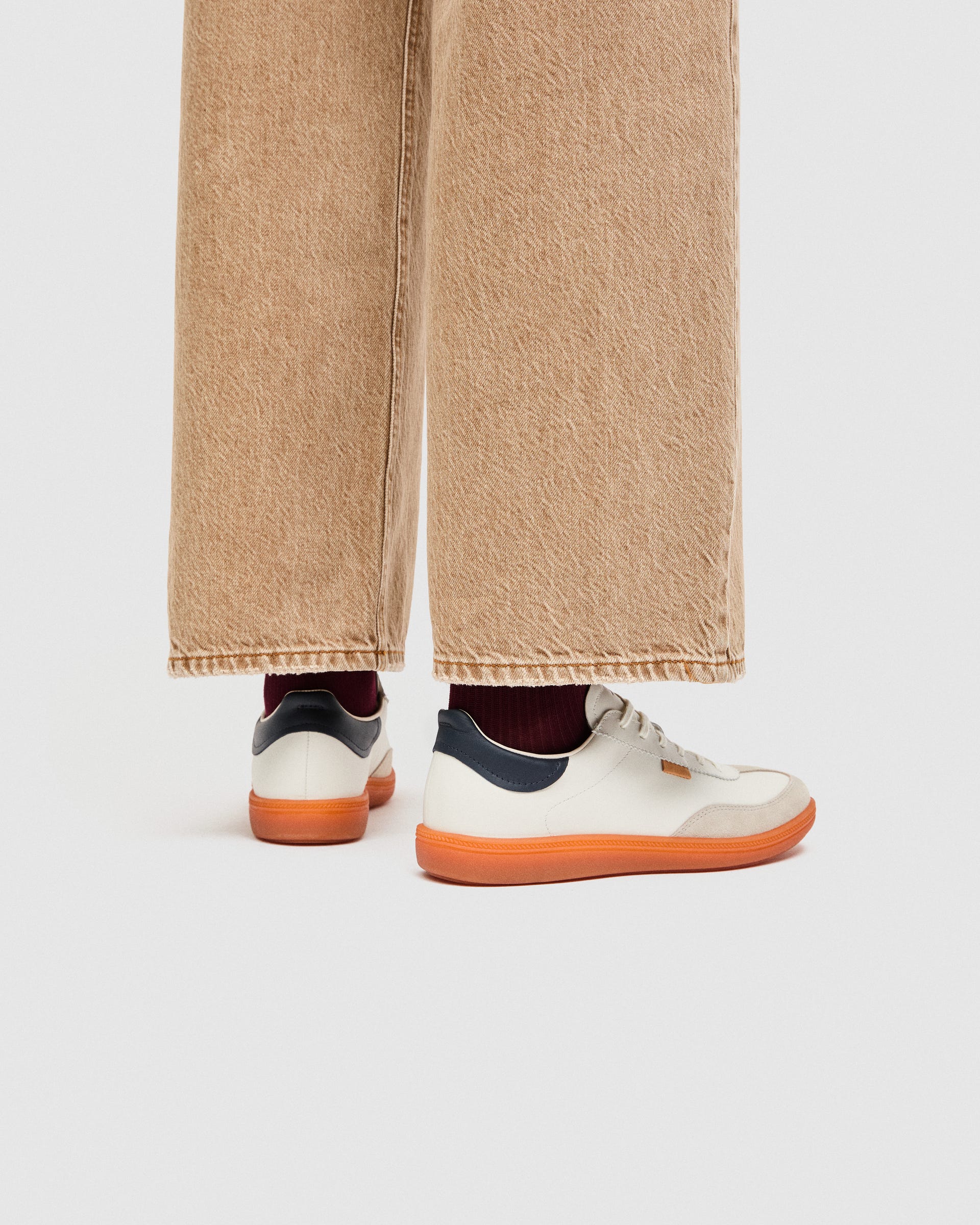 ECCO SOFT 11 WOMEN ウィメンズ スニーカー - ホワイト - Lifestyle image-1