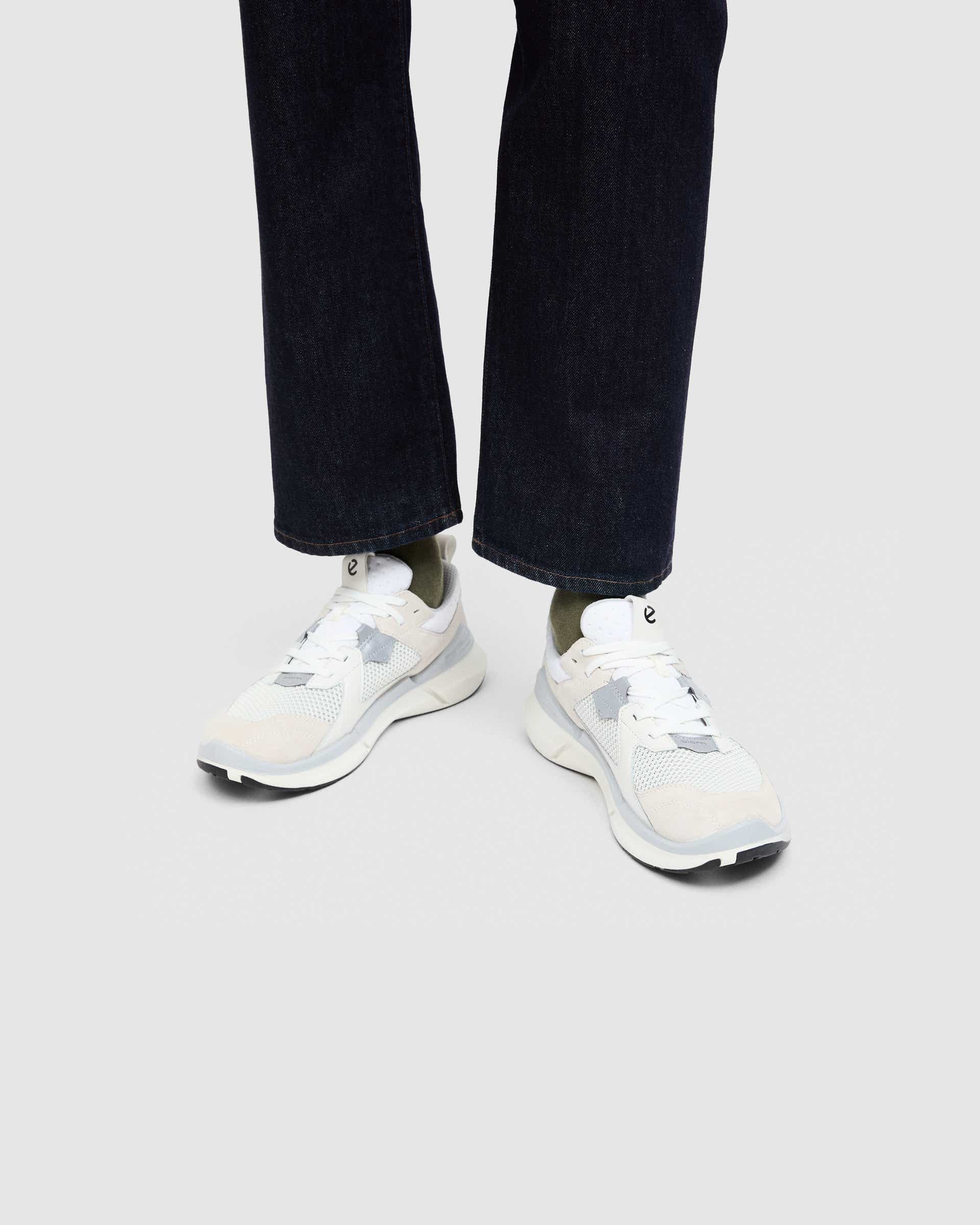 Damskie zamszowe sneakersy ECCO® BIOM 2.2 - Biały - Lifestyle image-1