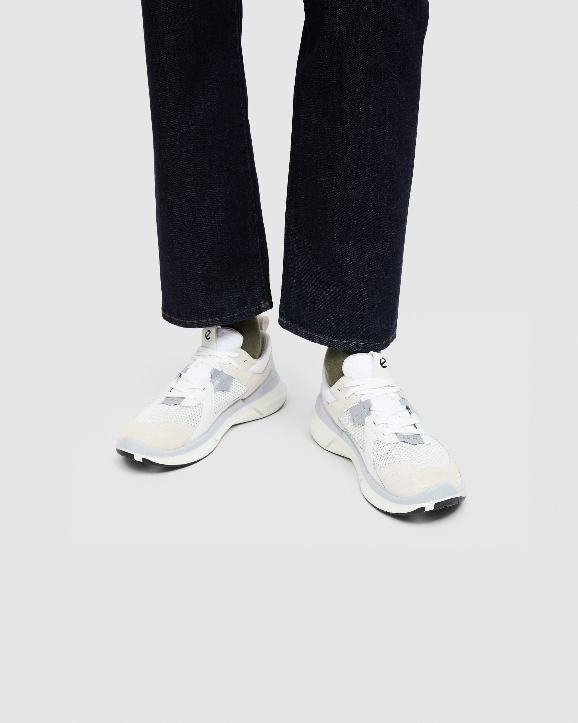 Damskie zamszowe sneakersy ECCO® BIOM 2.2 - Biały - Lifestyle image-1