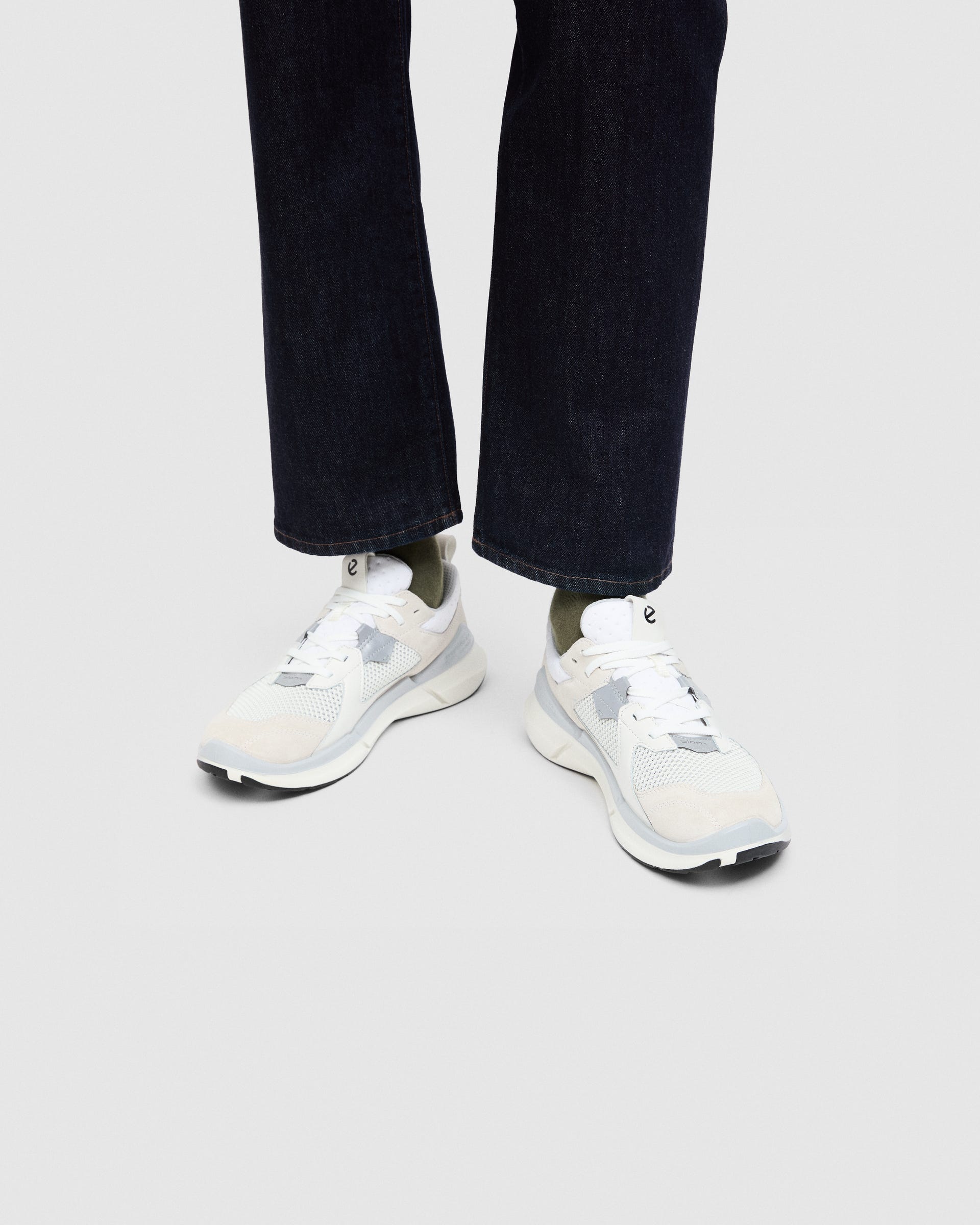 Damskie zamszowe sneakersy ECCO® BIOM 2.2 - Biały - Lifestyle image-1