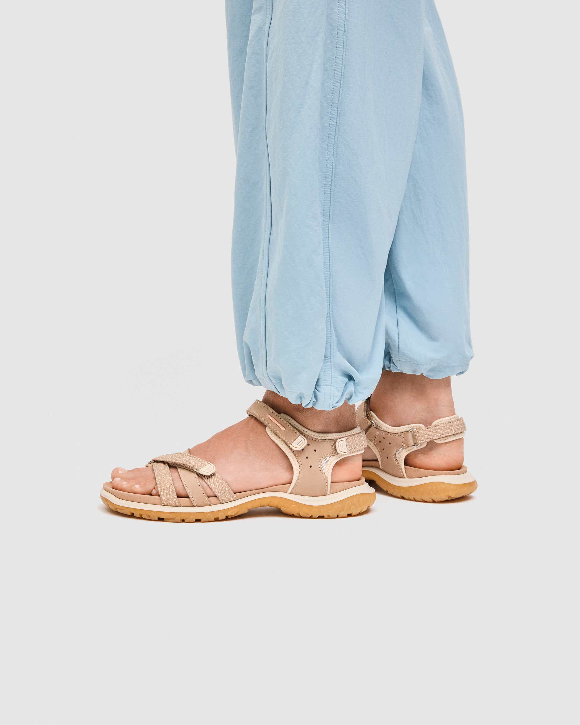 ECCO® Offroad Roam Sandal med två remmar nubuck dam - Beige - Lifestyle image-1