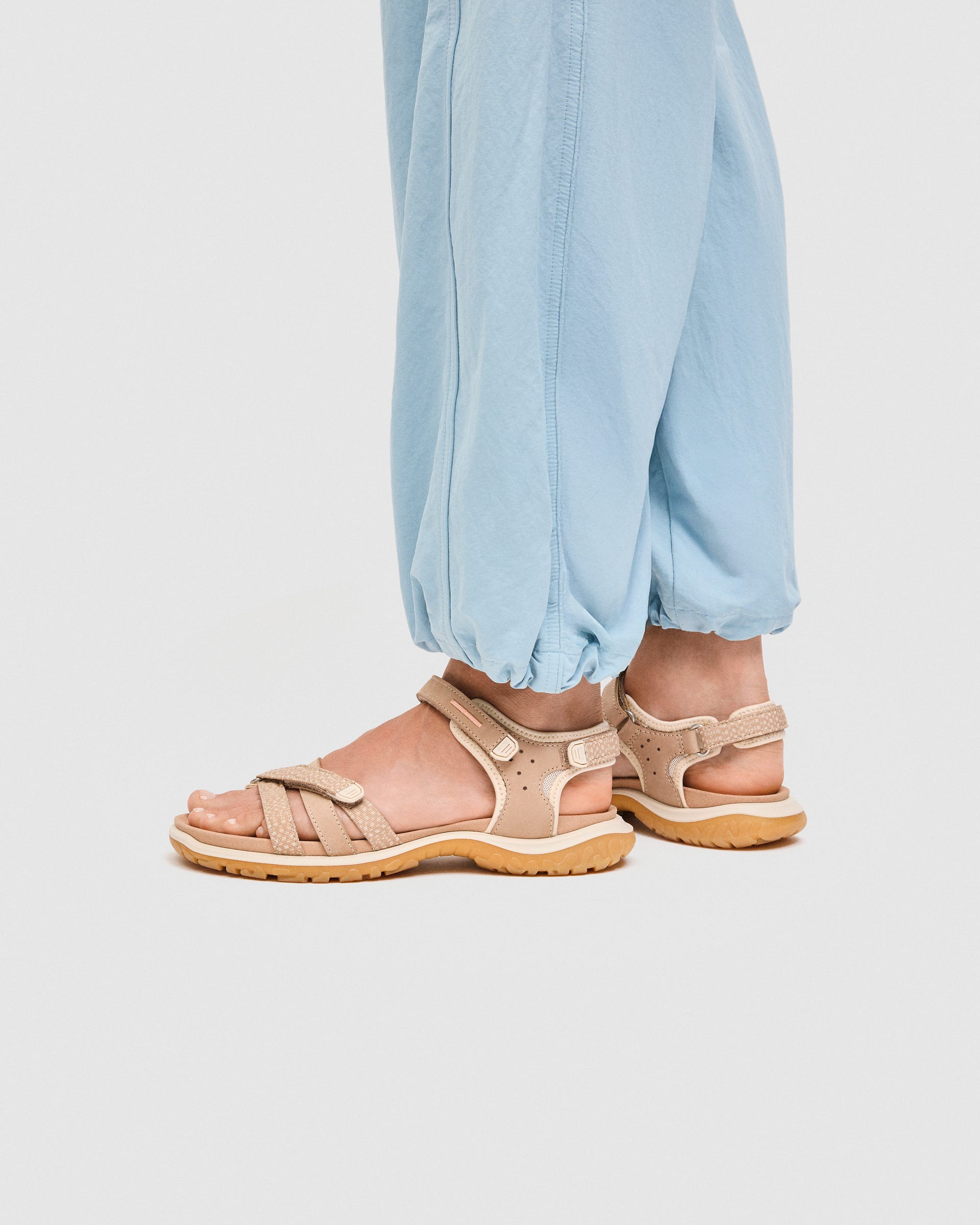 ECCO® Offroad Roam Sandal med två remmar nubuck dam - Beige - Lifestyle image-1