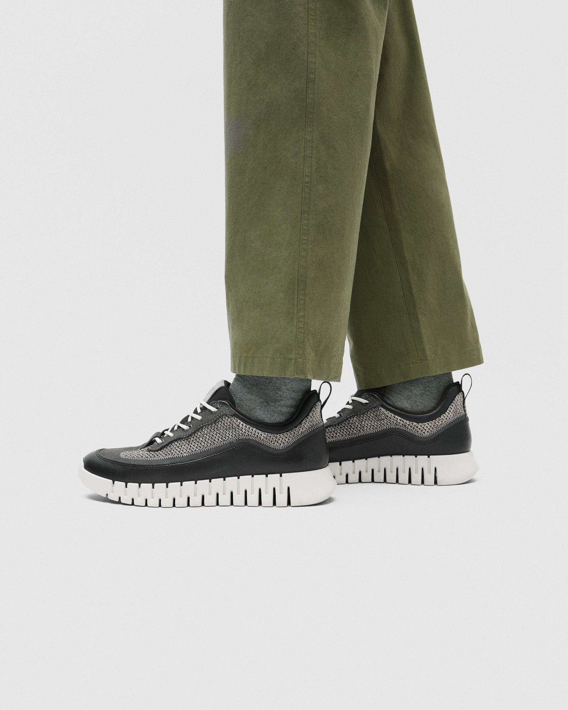 ECCO® GRUUV baskets en cuir pour homme - Noir - Lifestyle image-1