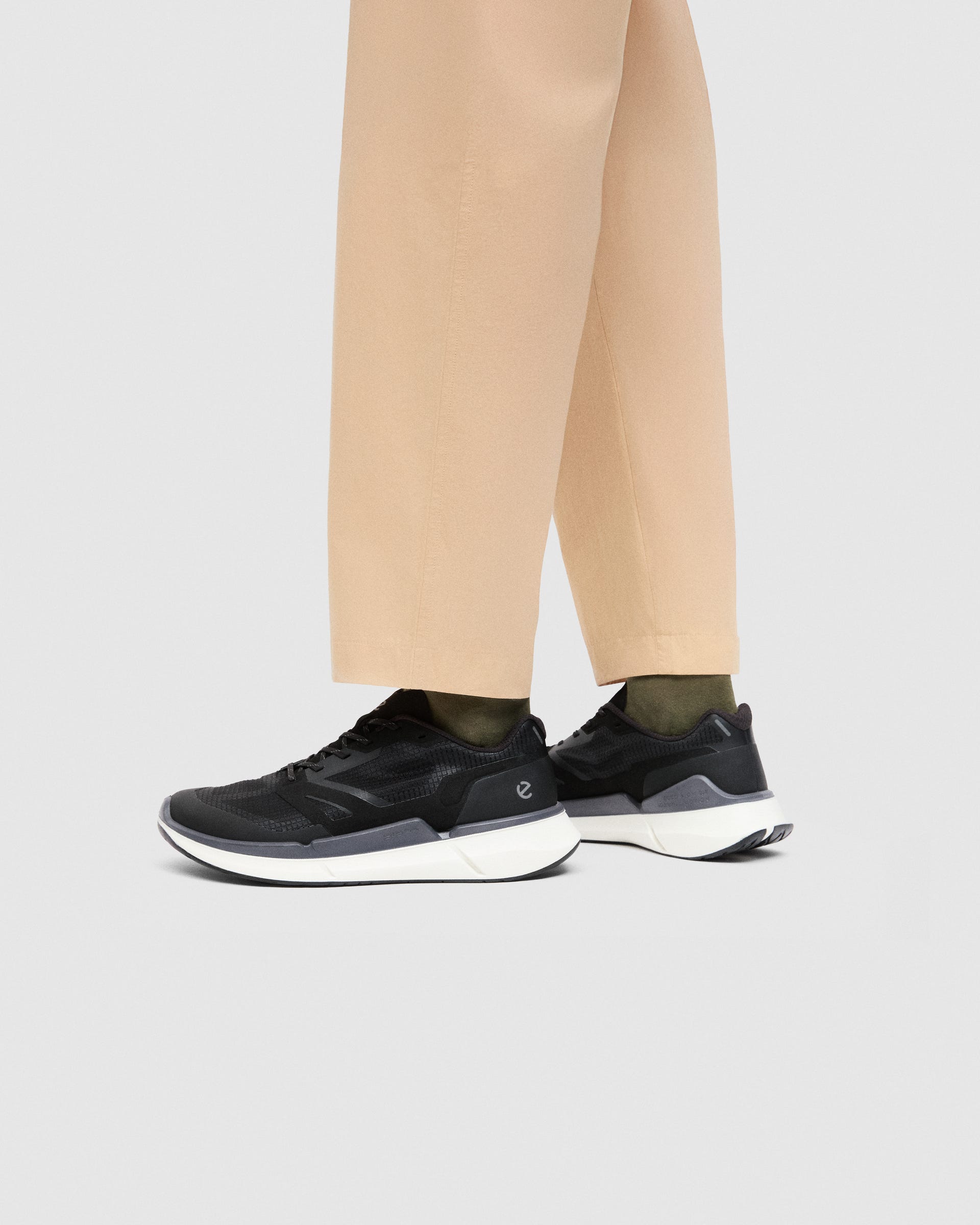 ECCO® BIOM 2.2 baskets en toile pour homme - Noir - Lifestyle image-1