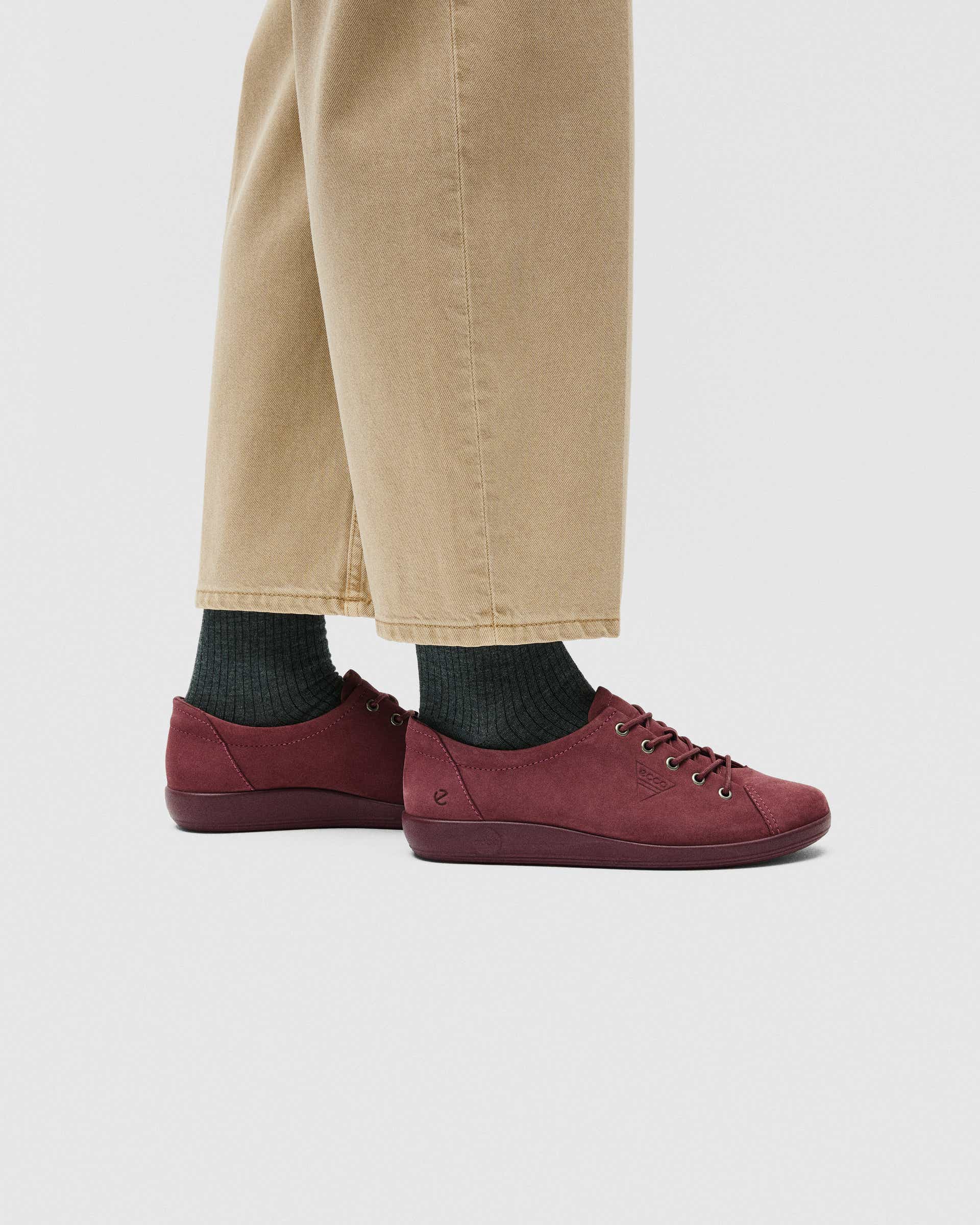 ECCO® SOFT 2.0 chaussures de marche en nubuck pour femme - Rose - Lifestyle image-1