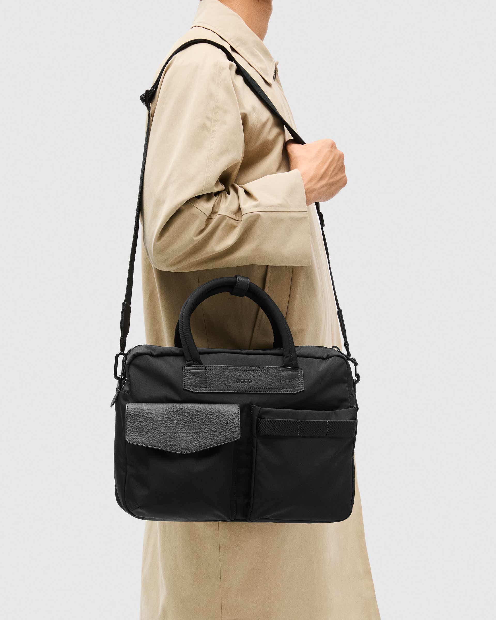 ECCO Voyager 12hr Folio Bag ショルダーバッグ - ブラック - Lifestyle image-1