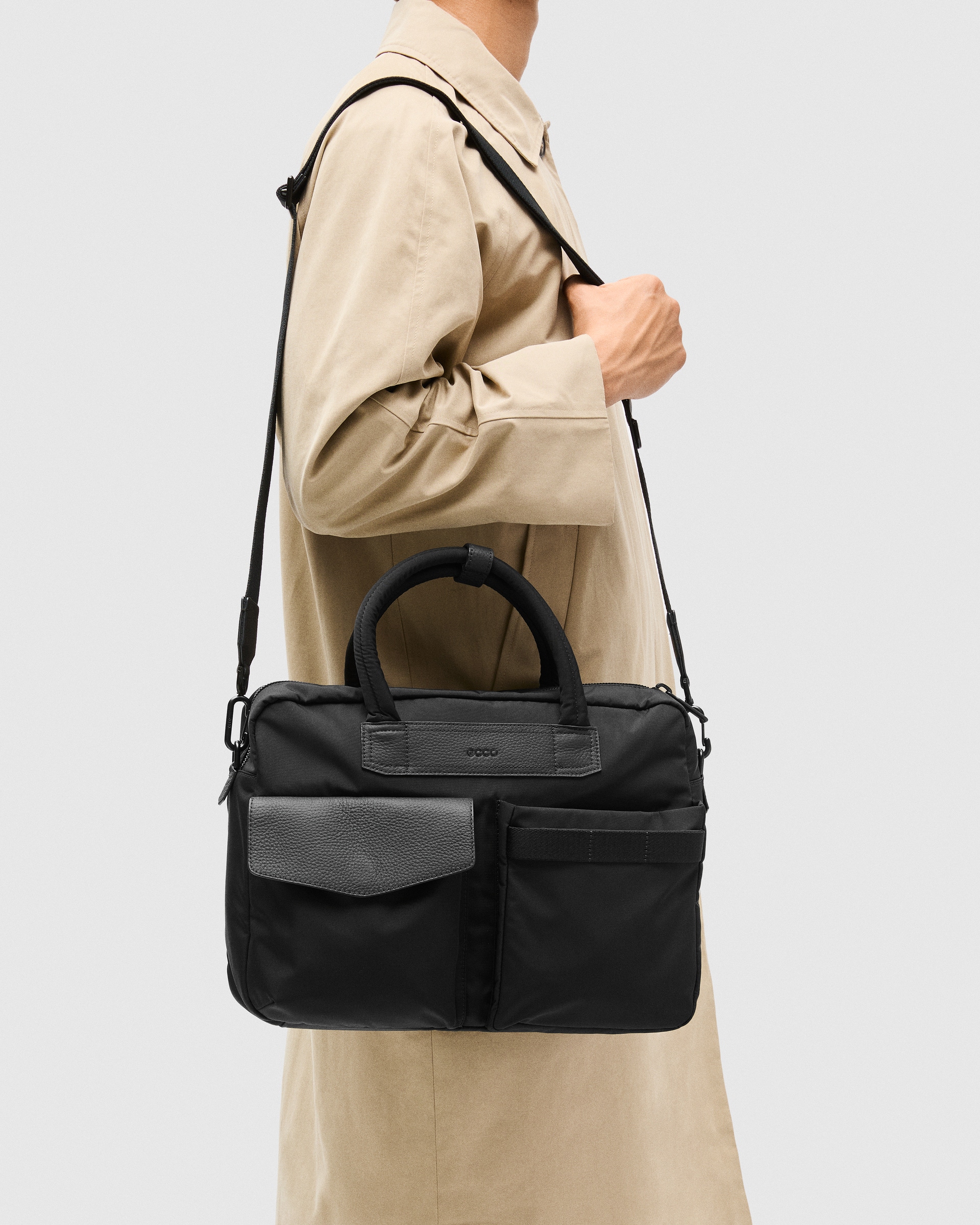 ECCO Voyager 12hr Folio Bag ショルダーバッグ - ブラック - Lifestyle image-1