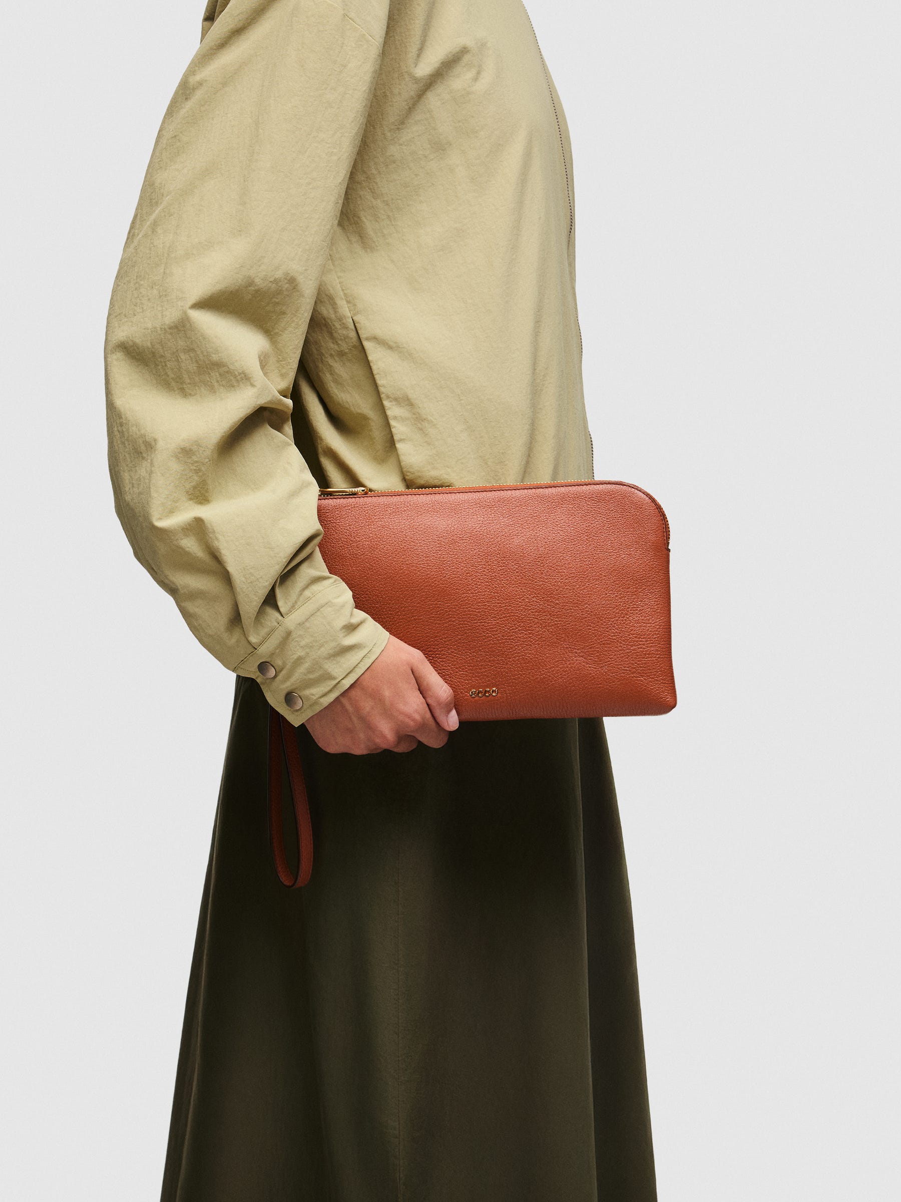 ECCO Wristlet L - Brown - Lifestyle image-1